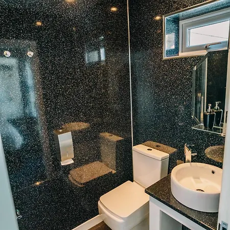 Oyo Minerva 3* New Quay