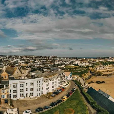 Oyo Minerva 3* New Quay