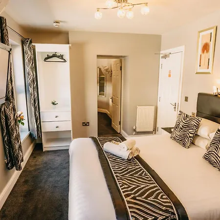 Oyo Minerva 3* New Quay